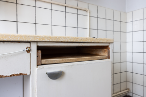 Interieurfotografie van een oude keuken met versleten details en een karakteristieke uitstraling.