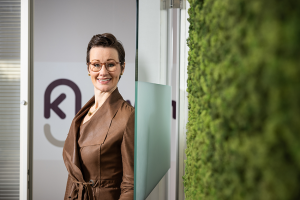 Professioneel portret van Notaris Suzanne Kwantes, specialist in familierecht en vastgoedrecht