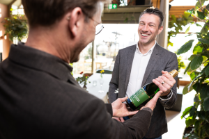 alcoholvrije bubbels branding beeld feest, Bouteille de Plaisir fotografie sfeerportret Pascal