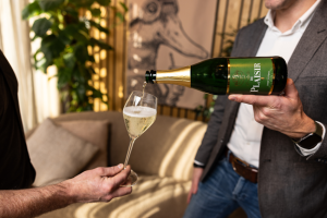 alcoholvrije bubbels branding beeld feest, Bouteille de Plaisir fotografie sfeerportret Pascal