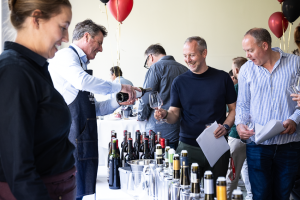 Wijn inschenken tijdens 20-jarig jubileum Wereld Wijnen