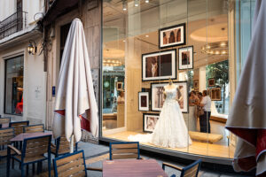 Bruidswinkel-etalage met drie vrouwen binnen; voorbeeld van storytelling in evenementenfotografie Haarlemmermeer.