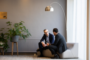 Verhalende fotografie waarin het alledaagse moment en menselijke interactie centraal staan