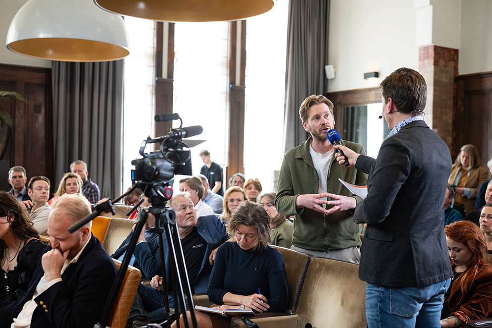 Presentator Johan Tempelaar tijdens Goede Zaken Live in Haarlem