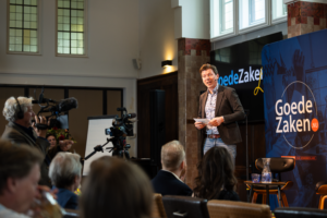 Presentator Johan Tempelaar tijdens ondernemersavond
